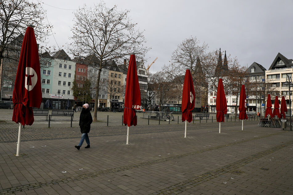 Der leere Kölner Heumarkt: Das Gastgewerbe wartet auf Touristen.