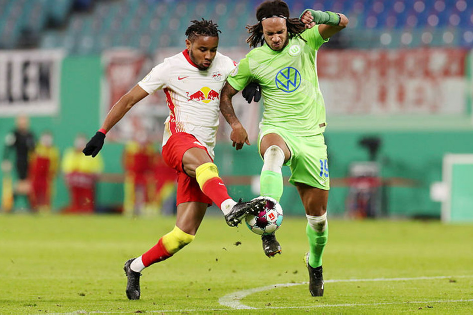 Die Szene, die zum Elfmeter für den VfL Wolfsburg führte: Kevin Mbabu (r.) mit dem Volleyschuss, RB Leipzigs Christopher Nkunku hält mit offener Sohle dagegen. Nach Bildschirm-Überprüfung gab's Strafstoß.