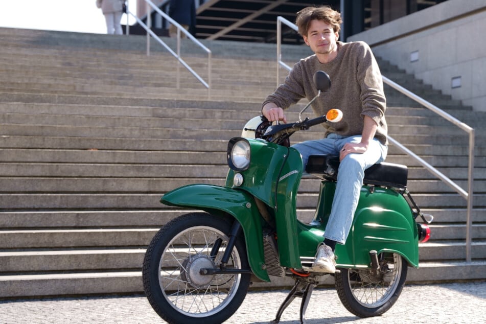 "Second Ride"-Chef Carlo Schmid (26) auf einer Schwalbe - natürlich mit E-Motor.