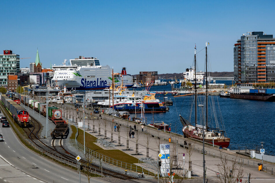Der Hafen der Schleswig-Holsteinischen Landeshauptstadt an der Kieler Förde. Im Norden ist die Corona-Inzidenz wieder leicht gestiegen. (Symbolfoto)