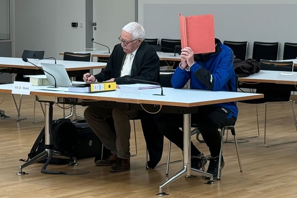 Der Mann steht wegen der Tötung seiner eigenen Tochter (†8) vor Gericht.