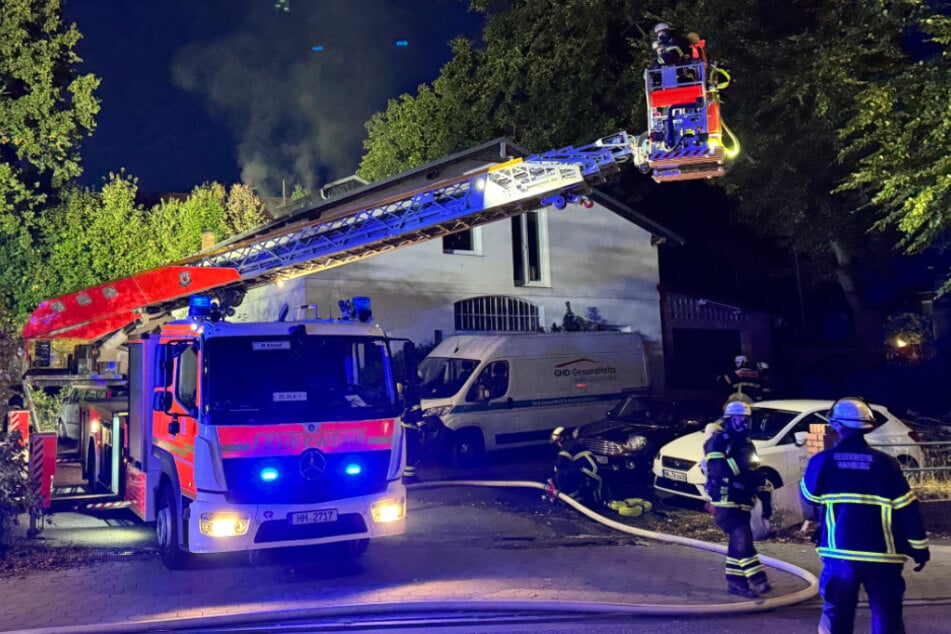 In Hamburg-Billstedt hat es am Mittwochabend gebrannt. Die Polizei rückte mit einem Großaufgebot an.