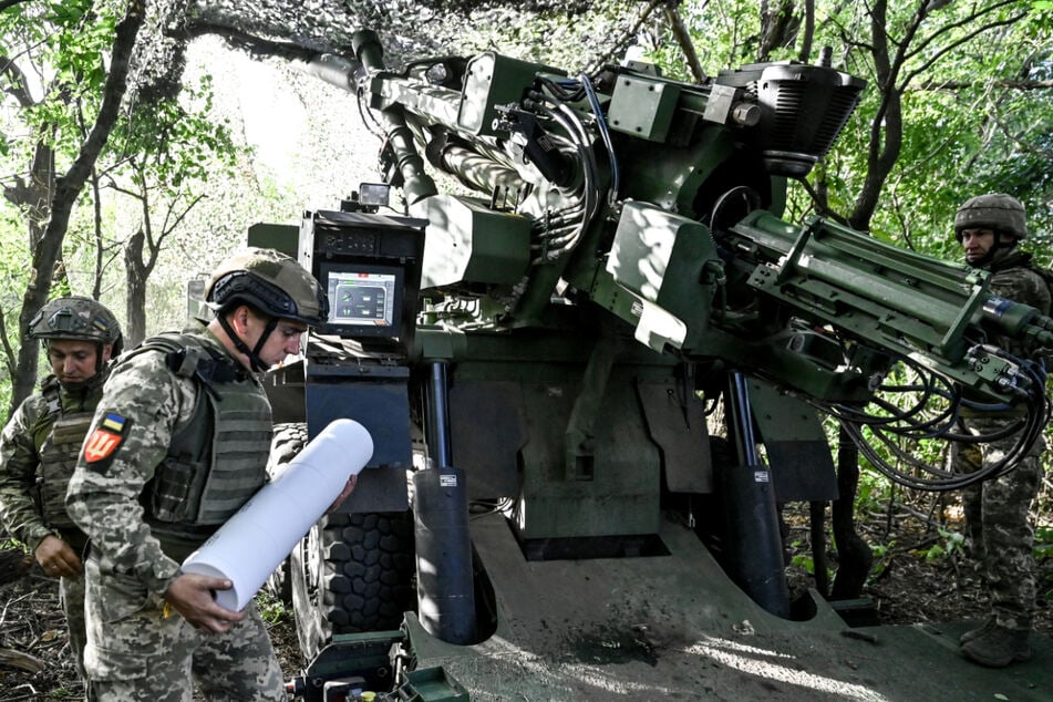 Soldaten der 55. Artilleriebrigade in einem Kampfeinsatz in der Ostukraine.