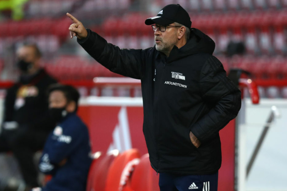 Union Berlins Trainer Urs Fischer (54) gibt während eines Spiels Anweisungen an der Seitenlinie. Wegen der Corona-Pandemie sieht der Familienmensch seine Liebsten in der Schweiz derzeit kaum.