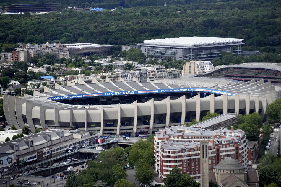 In der Nähe des Parc des Princes soll kurz vor dem fußballerischen Olympia-Start ein Sprengstoff-Verdacht bestehen.