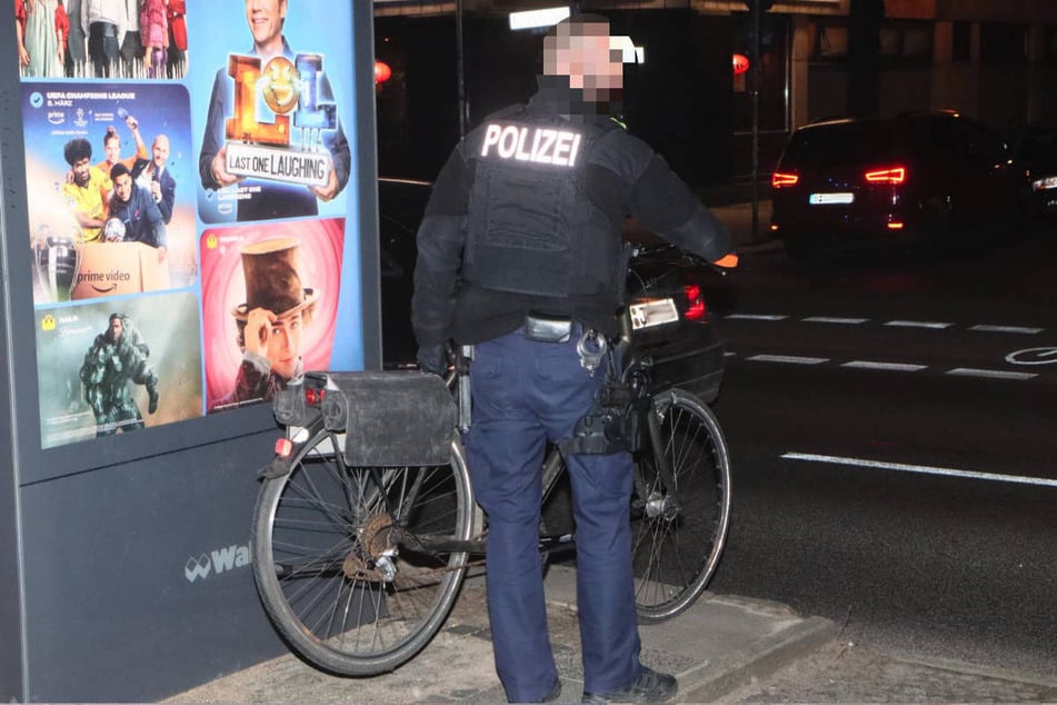 Ein Polizist stellt das Fahrrad des 41-Jährigen am Unfallort sicher.