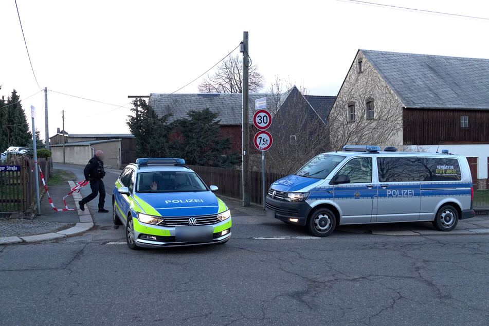 Horror-Tat im "Unteren Gutsweg" in Limbach-Oberfrohna. Ein Mann (41) wurde von einem Rentner (73) erschossen. Die Polizei riegelte die Straße ab.
