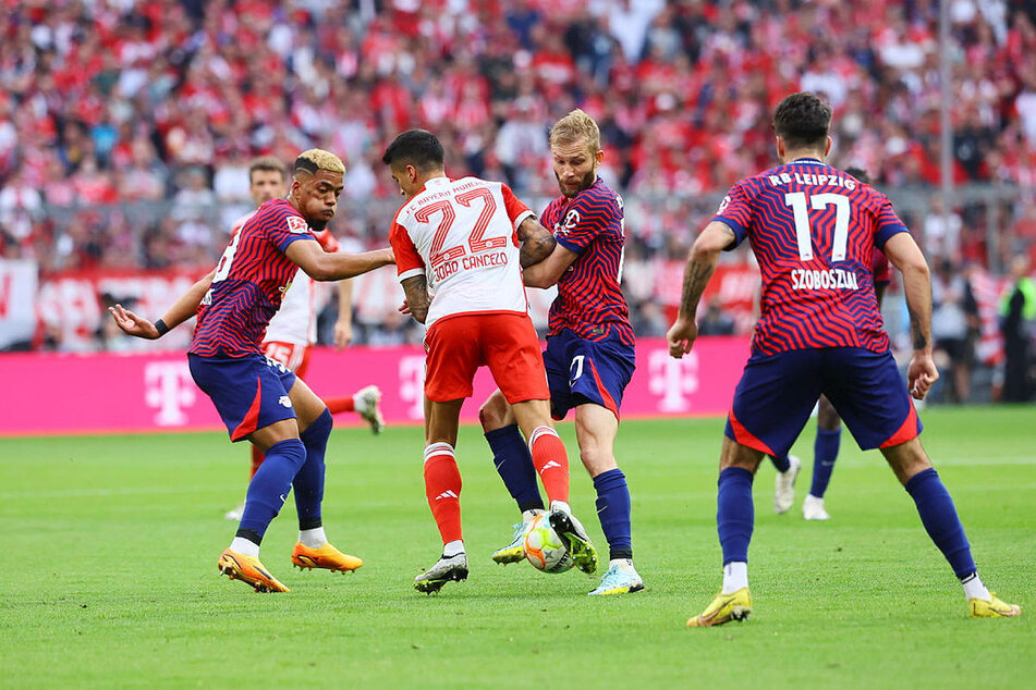 ... auch Konrad Laimer (26, 2.v.r.) und Dominik Szoboszlai (22, r.) die Sachsen verlassen. Andererseits ist auch Joao Cancelo (29, #22) nicht mehr beim FCB am Ball.