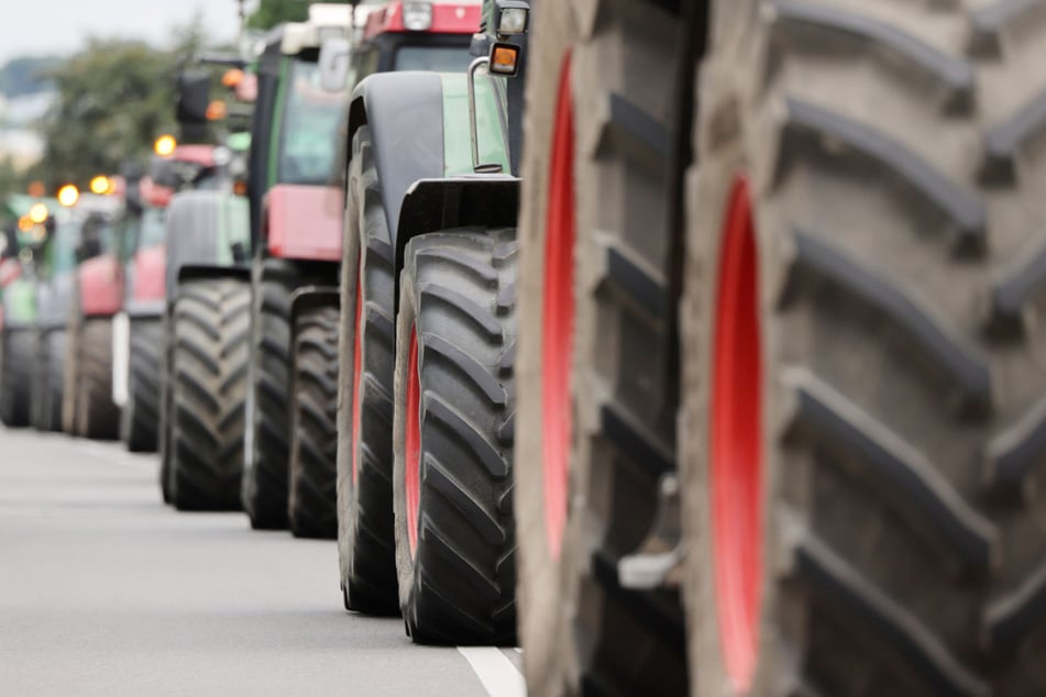 Traktoren blockieren Lidl-Werk und legen Gewerbegebiet lahm