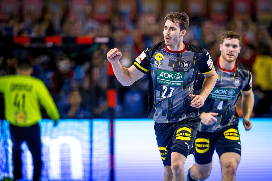 Gerade erst wurde er für die Handball-EM nachnominiert, nun muss Hendrik Wagner (24, 2.v.r.) schon wieder aussetzen: Der DHB-Profi hat sich mit Corona infiziert.