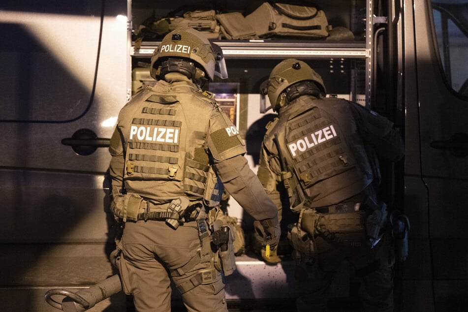 Beamte des Spezialeinsatzkommandos umstellten das Wohnhaus und nahmen den Mann fest. (Symbolbild)