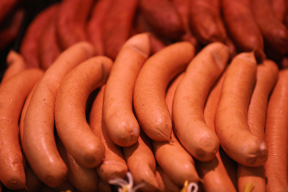 Fleischwurst liegt in einer Kölner Metzgerei in der Auslage.