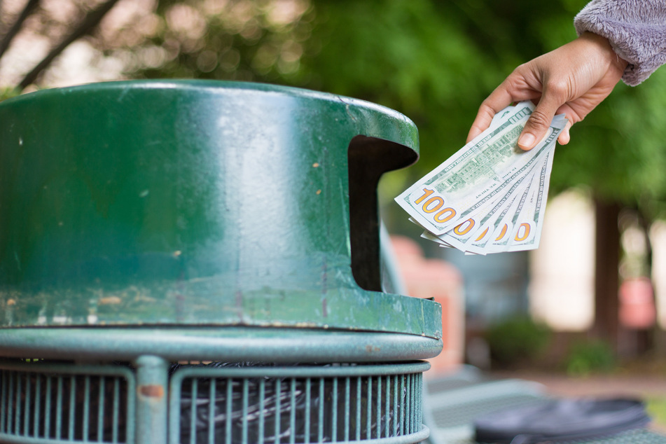 Teures Missgeschick: Mann wirft versehentlich Zigtausend Euro in den Müll