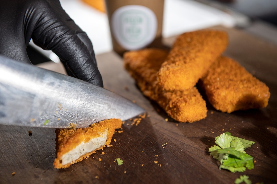 Ein Koch bereitet veganes Fischfilet zu: Optisch ist kaum ein Unterschied zu erkennen.