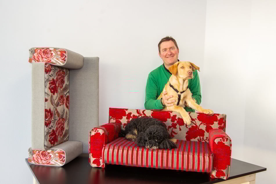 Rico Kusche (43) hat für Pudel "Rambo" und Labrador "Ole" eigene Sitz- und Liegemöbel entworfen.