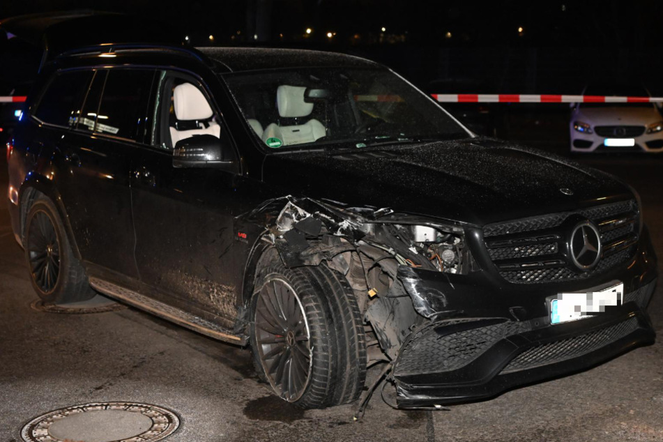 Der Mercedes ist nach dem Unfall total zerstört.