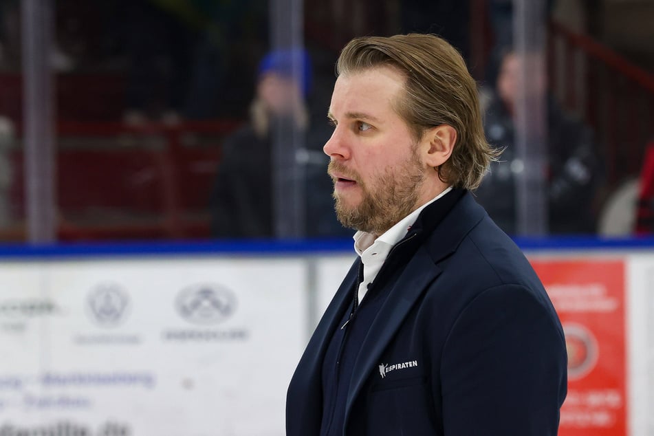 Wie die Zeit vergeht: Jussi Tuores (37) geht bereits in seine vierte Saison als Eispiraten-Chefcoach.