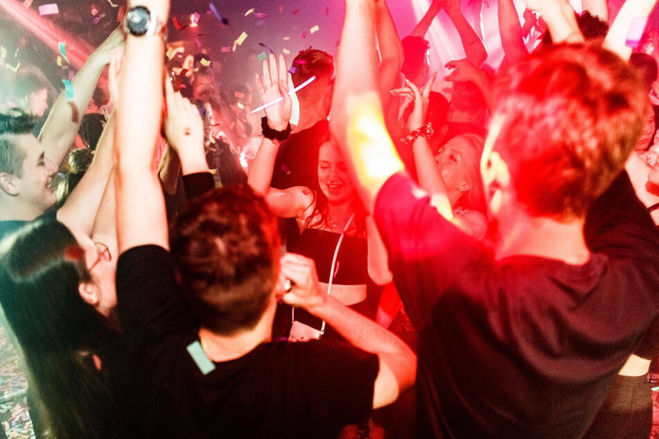 In Freiberg musste die Polizei eine illegale Technoparty auflösen. (Symbolbild)
