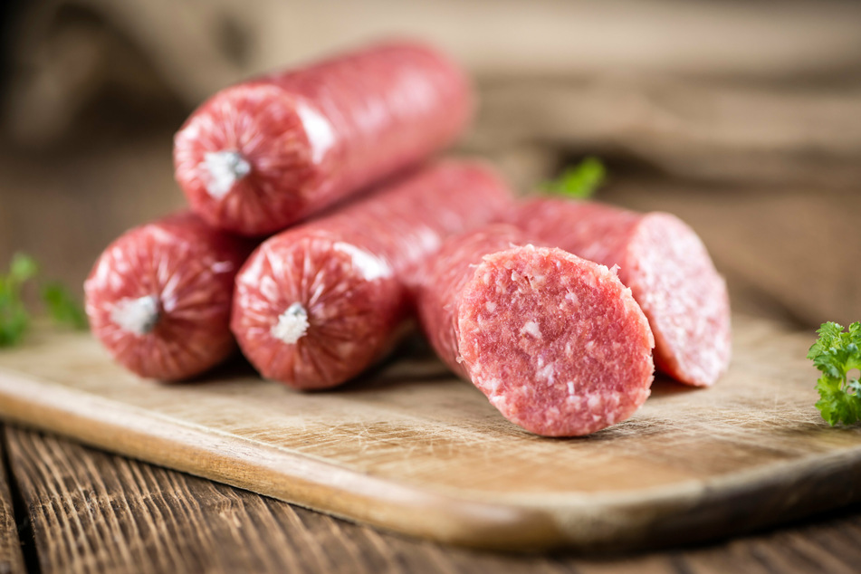 In NRW rufen viele Rewe-Märkte ihre Zwiebelmettwurst der Hausmarke wegen Salmonellen-Gefahr zurück. (Symbolbild)