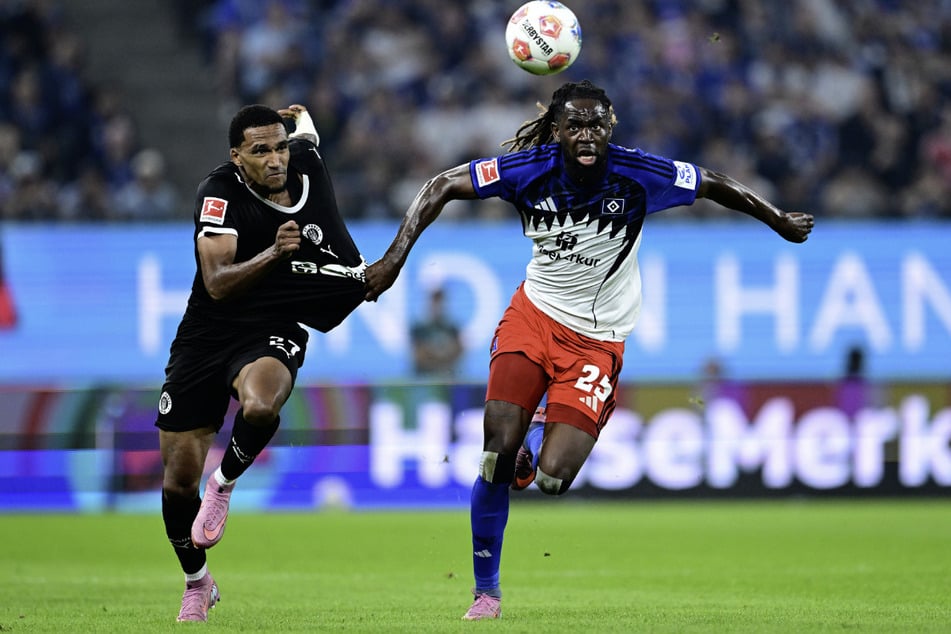 Im Hinspiel hatte HSV-Abwehrspieler Jordan Torunarigha (28, r.) große Probleme.