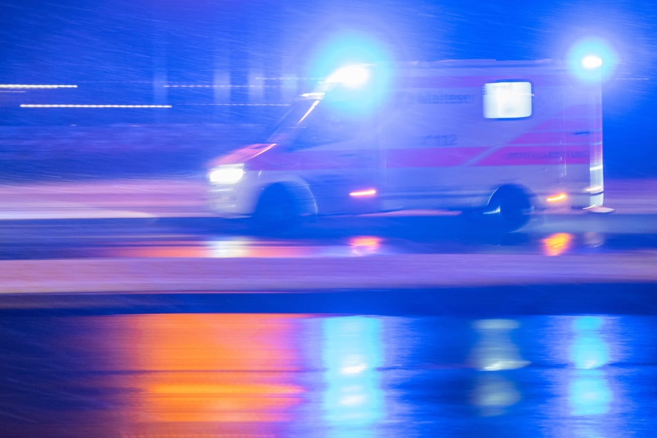 Schlimmer Unfall nahe Bremen: Motorradfahrer wird in Gegenverkehr geschleudert und stirbt