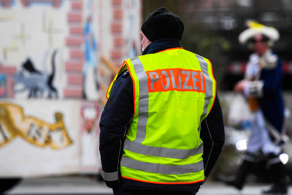 Ein Polizist steht an einer Straße. (Symbolbild)