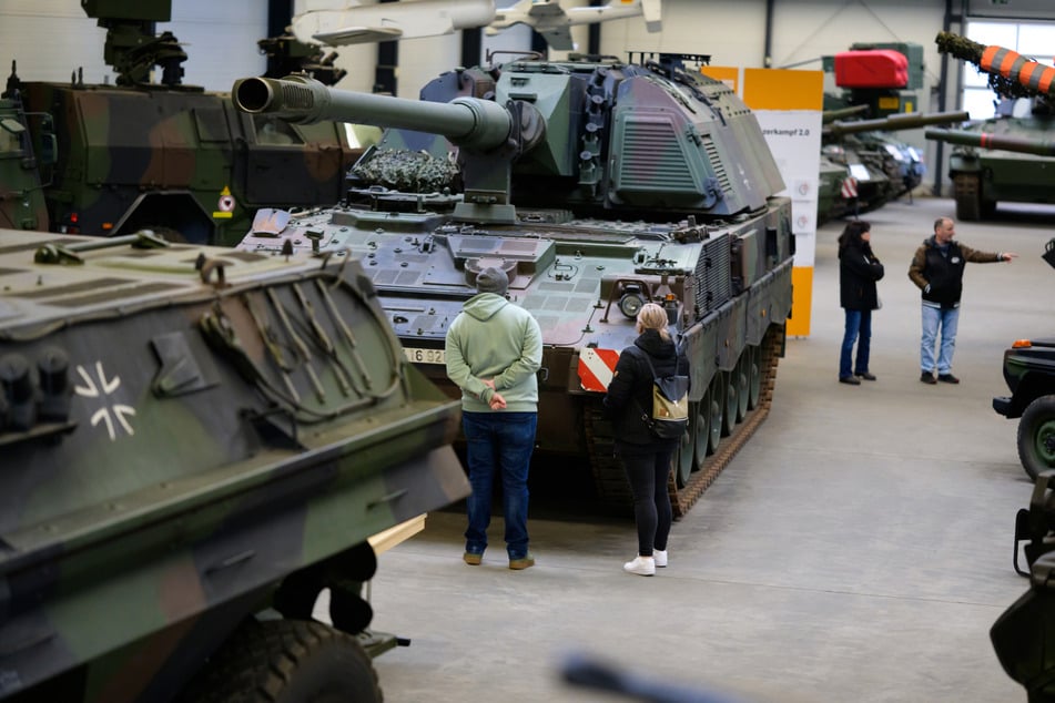 Besucher können sich 130 Panzer im Museum anschauen. (Archivbild)