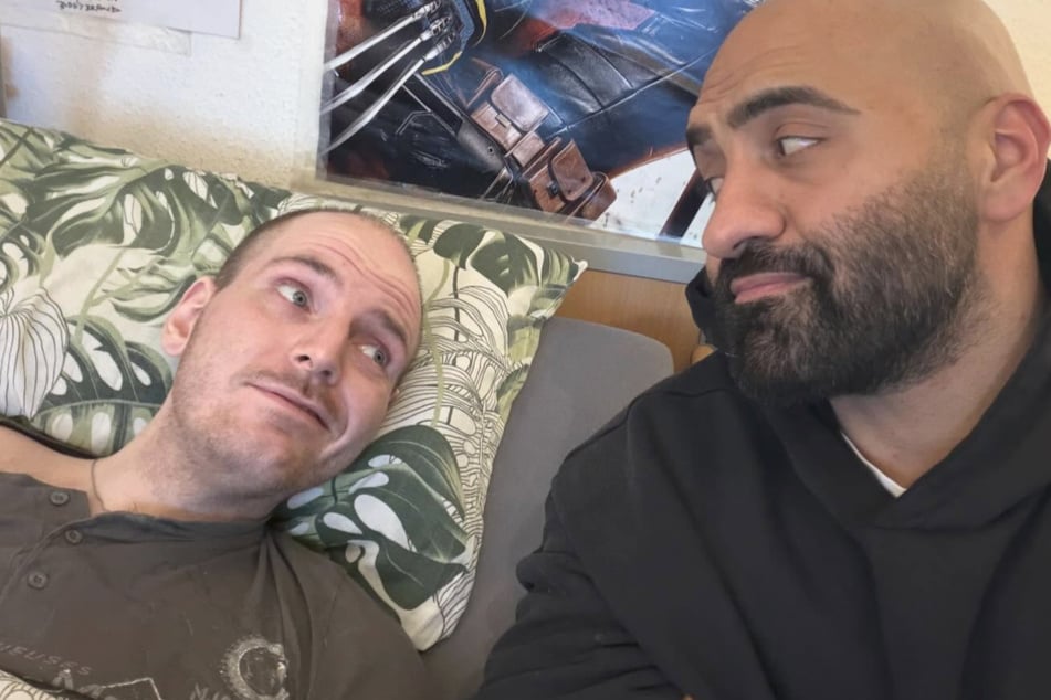 Pfleger Rashid Hamid (32, r.) muss sich von seinem Patienten Heiko (l.) verabschieden.