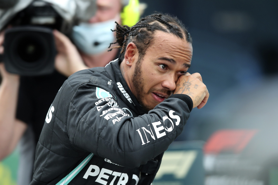 Formel-1-Weltmeisterschaft, Grand Prix der Türkei, Rennen: Lewis Hamilton aus Großbritannien vom Team Mercedes feiert seinen Sieg der Weltmeisterschaft.
