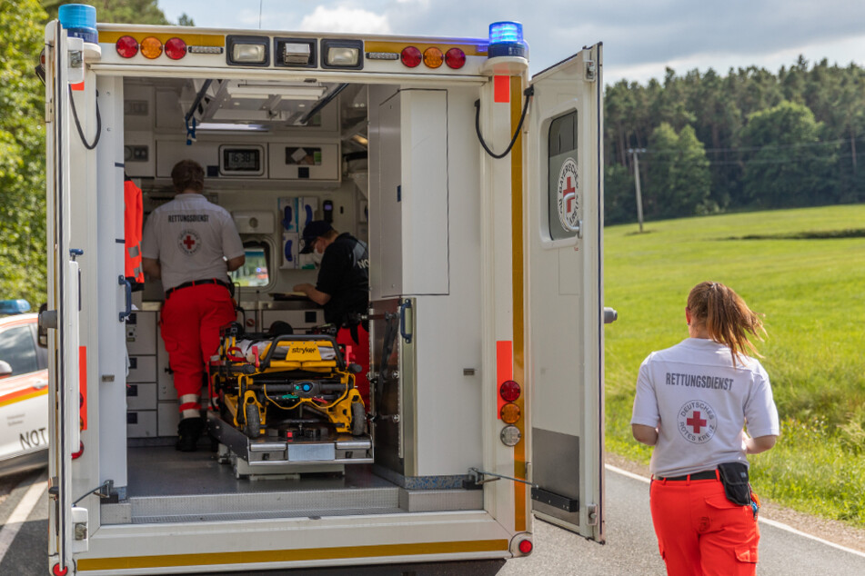 Die Frau wurde vor Ort noch medizinisch versorgt und schließlich in eine Klinik geflogen.