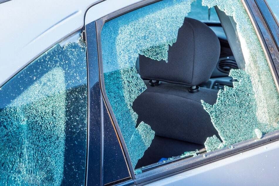 Die Seitenscheibe eines BMWs wurde einschlagen. (Symbolbild)