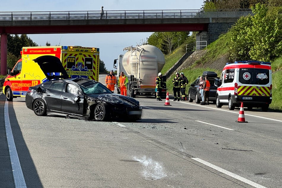 Der BMW wurde bei dem Unfall stark zerstört.