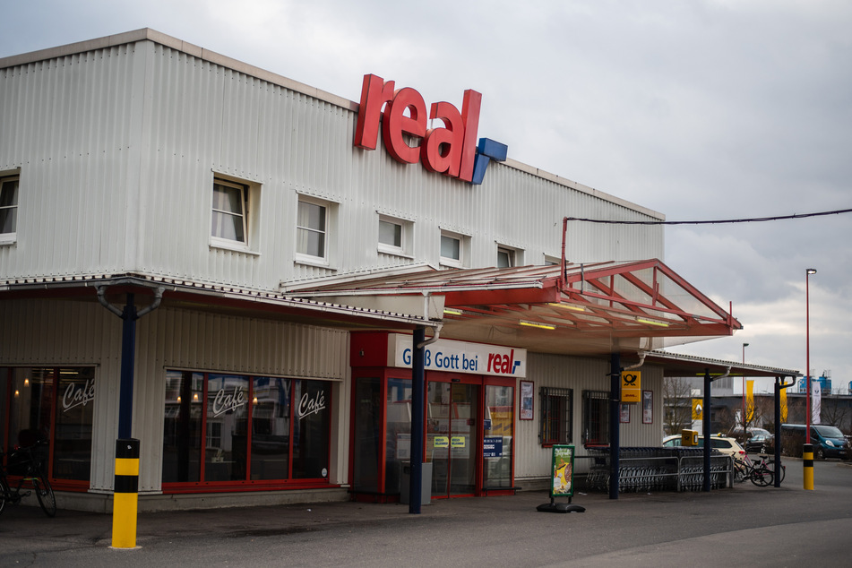 Das Kartellamt will den Verkauf von bis zu 101 Real-Filialen überprüfen.