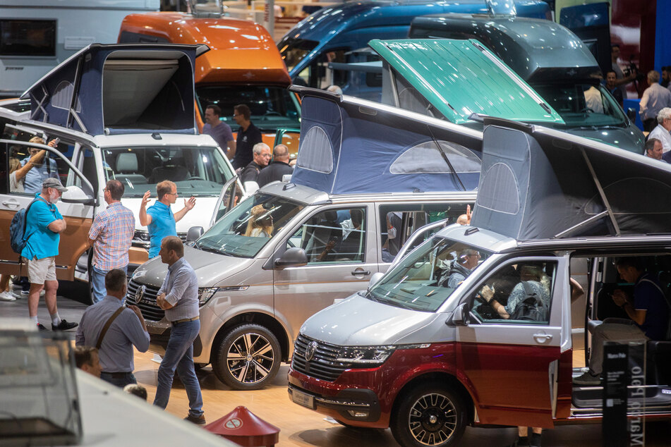 Besucher auf der Caravan Salon in Düsseldorf.