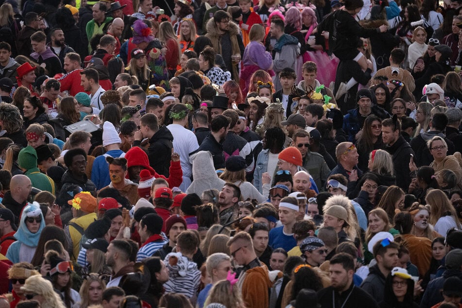 Am Rosenmontag feierten im vergangenen Jahr Hunderte Menschen auf dem Gutenbergplatz. Vor dem Klopapier muss man sich wohl nicht in Acht nehmen.
