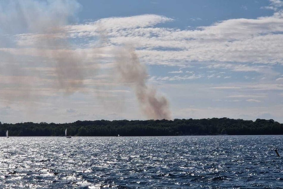 Die Rauchwolke war vom Cospudener See aus deutlich zu erkennen.
