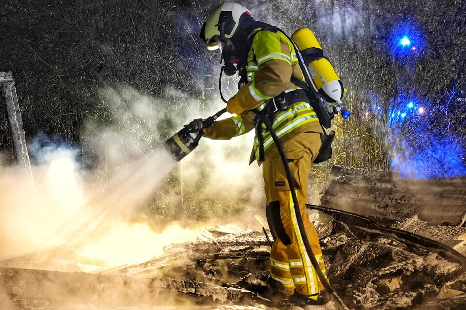 Der Brand einer Gartenlaube führte am Neujahrsabend zu einer Sperrung der Bahngleise.