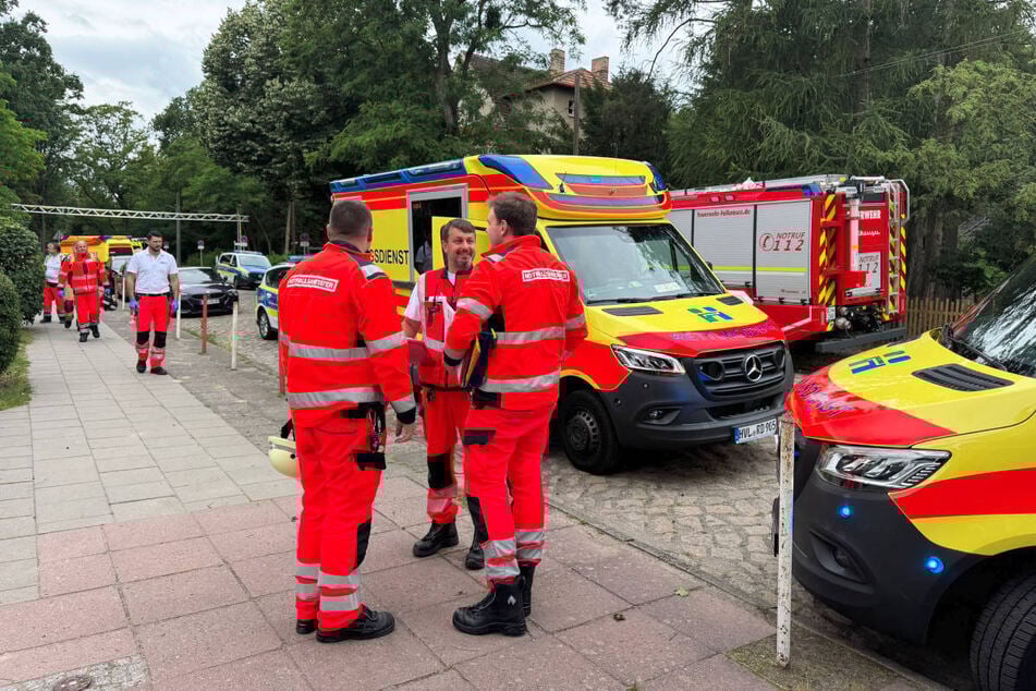 Die Feuerwehr war mit mehreren Einsatzfahrzeugen vor Ort.