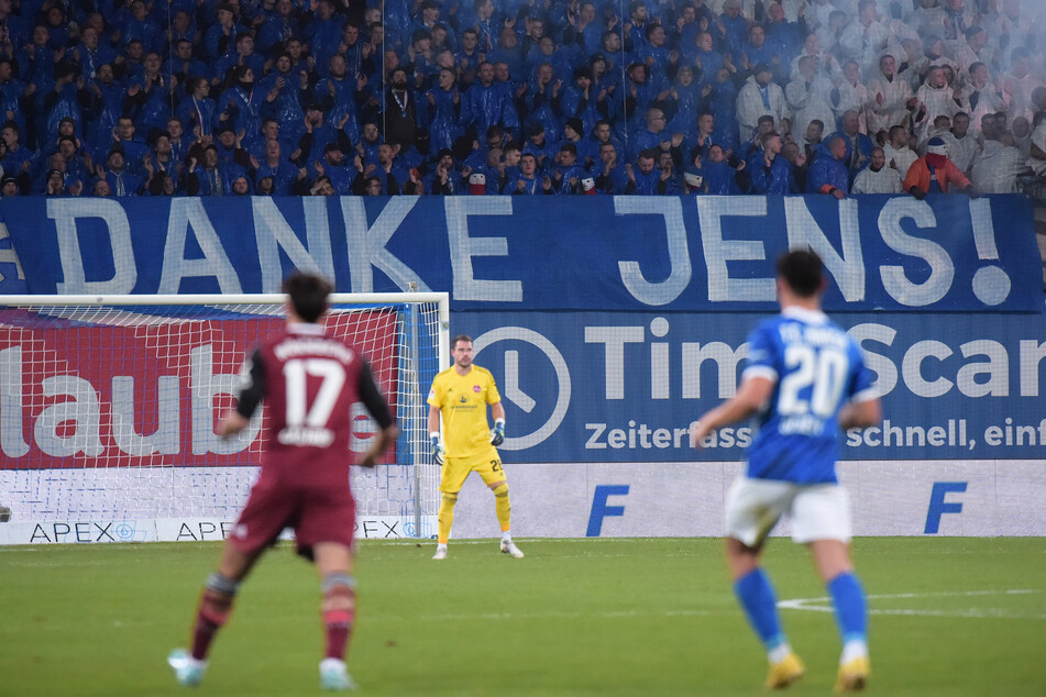 Nach seiner Entlassung bei Hansa Rostock dankten die Fans ihrem Aufstiegstrainer mit diesem Transparent.
