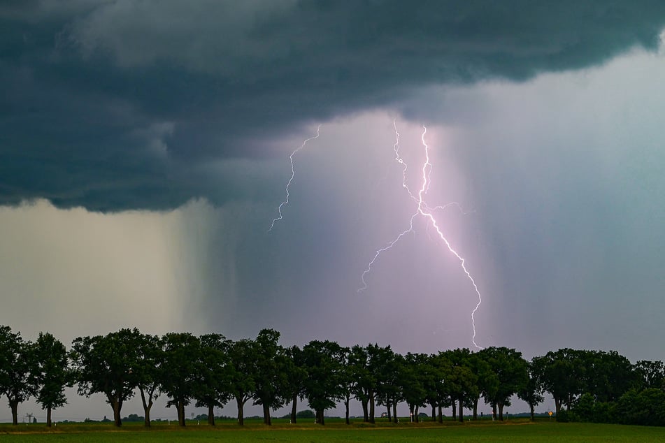 Heftige Unwetter drohen am Samstag in weiten Teilen des Landes. (Symbolbild)