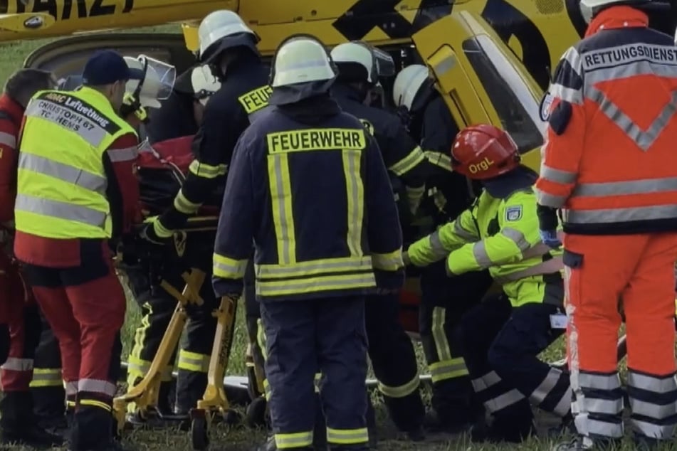 Zahlreiche Rettungskräfte waren vor Ort und kümmerten sich um die Verletzten.