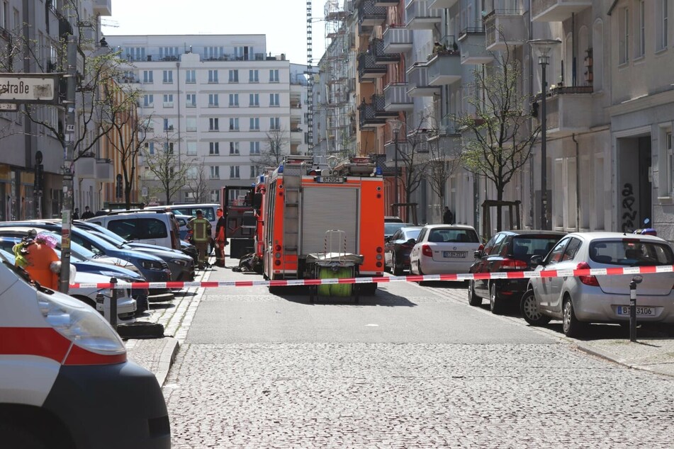 In Berlin-Friedrichshain ist ein Feuer in einem fünfstöckigen Wohnhaus ausgebrochen.