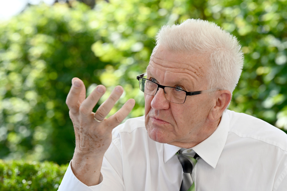 Winfried Kretschmann (73, Grüne), Ministerpräsident von Baden-Württemberg, appellierte an die Menschen, sich impfen zu lassen. "Im Kern kann man sagen: Impfen ist Bürgerpflicht. Es geht um sehr viel. Das sollte jeder verantwortlich denkende Mensch einfach tun." Die Nebenwirkungen von Covid-19 seien viel schlimmer als die der Impfstoffe überhaupt sein könnten.