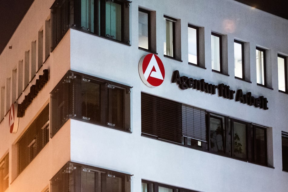 Der Schriftzug "Agentur für Arbeit" steht an der Fassade der Agentur für Arbeit in Stuttgart geschrieben.