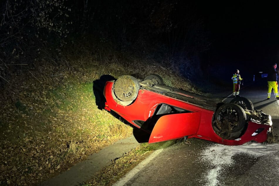 Der rote Toyota des Teenagers wurde nach dem Unfall an Ort und Stelle abgeschleppt.