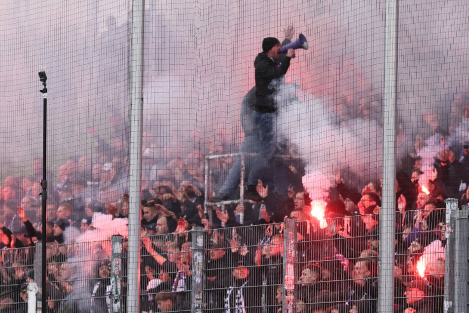Polizeifazit nach Westsachsen-Derby in Zwickau: Mit Pyrotechnik zu den Gästefans