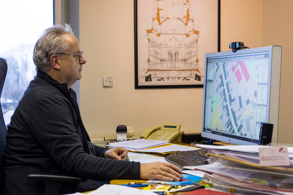 Als öffentlich bestellter Vermessungsingenieur analysiert Steffen Fache am PC verschiedenste Katasterkarten, auf denen einzelne Flurstücke abgebildet sind.