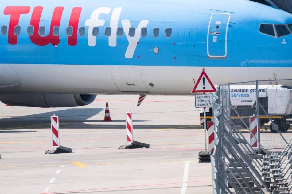 Ein Flugzeug von Tui parkt am Flughafen Hannover.