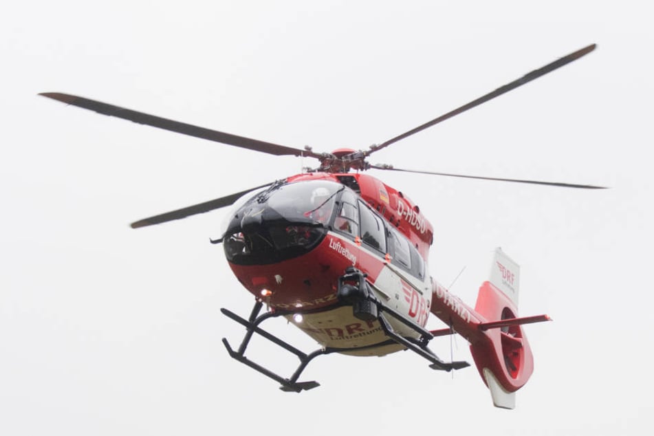 Der Schwerverletzte wurde dann von einem Rettungshubschrauber in eine Klinik geflogen. (Symbolbild)