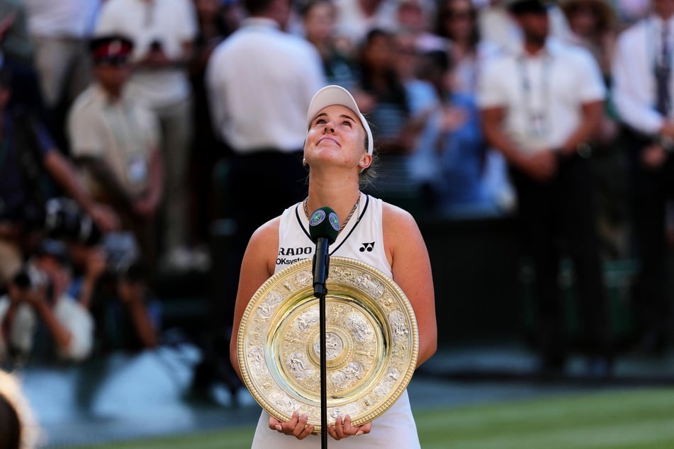 Nach ihrem Triumph gedachte Wimbledon-Siegerin Linda Noskova (21) ihrer verstorbenen Mama Ivana.